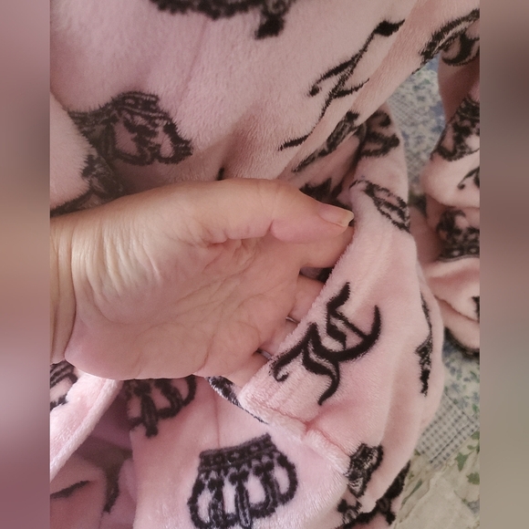 -   super soft ! juicy couture fleece robe - Picture 4 of 16